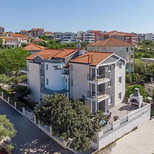 https://villa-mihaela-trogir-21223-2.splithotels.org